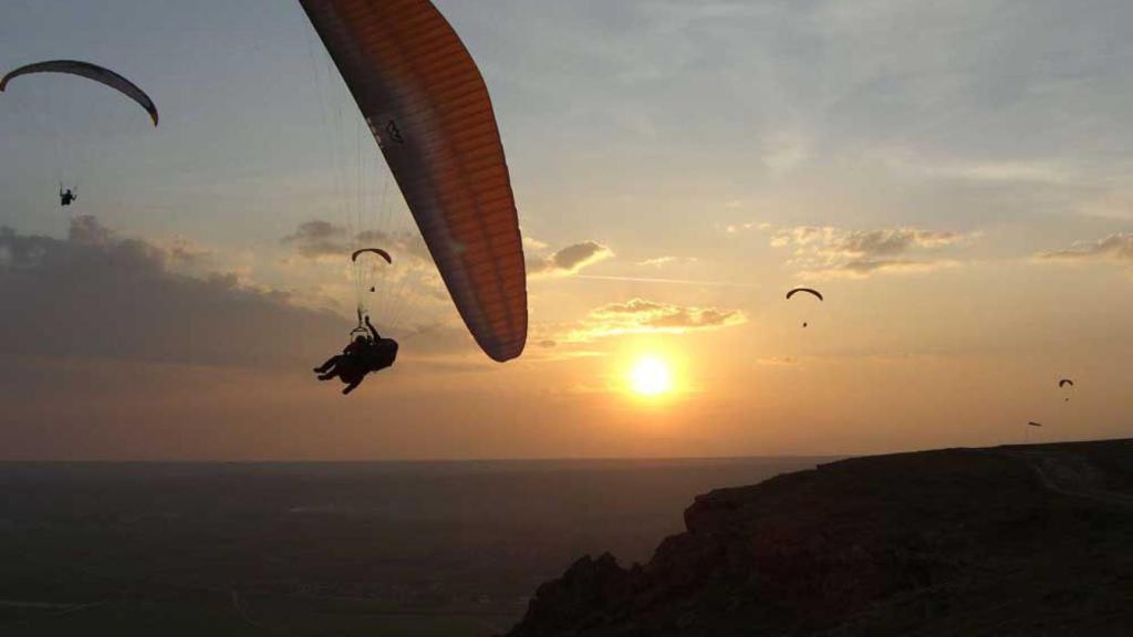 Parapentistas sobre Alarilla.