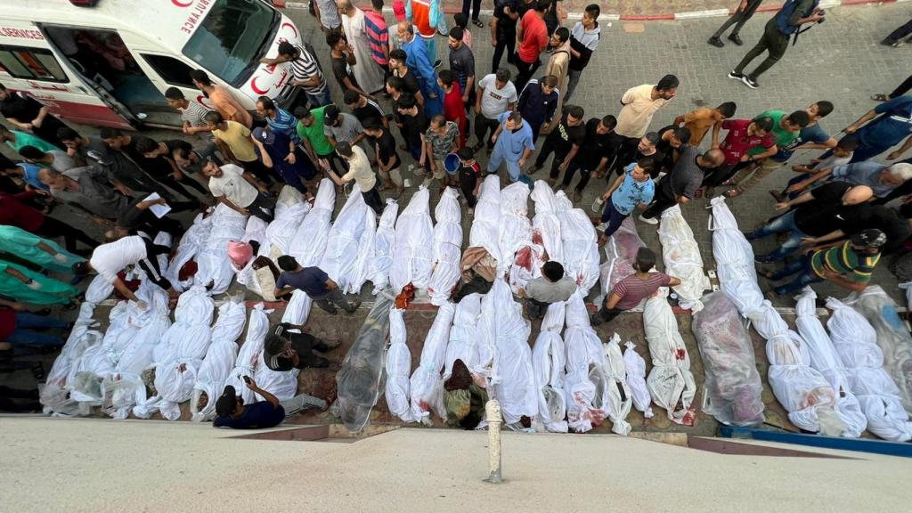 Los cuerpos de los palestinos muertos en ataques israelíes contra casas en el campo de refugiados de Jabalia yacen en un hospital en el norte de la Franja de Gaza.
