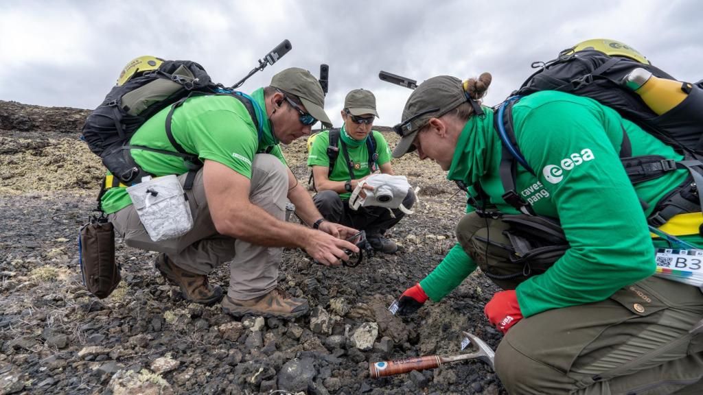 Astronautas usando la cámara en Lanzarote, España.