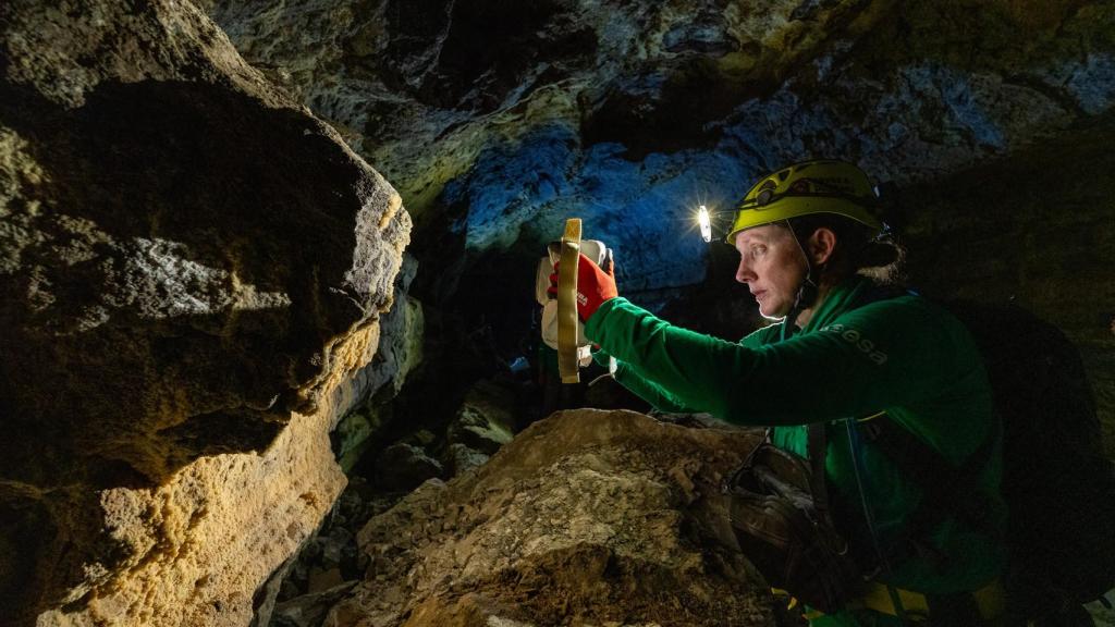 Jessica Wittner usando la cámara en una cueva volcánica.