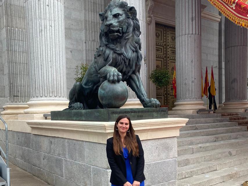 Paula Madrazo, ayer, en la puerta del Congreso de los Diputados.