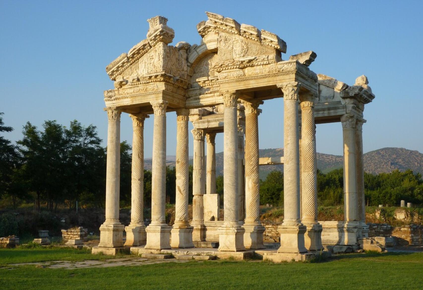 El Tetrapilón de Afrodisias, un arco cuádruple que era una entrada monumental.