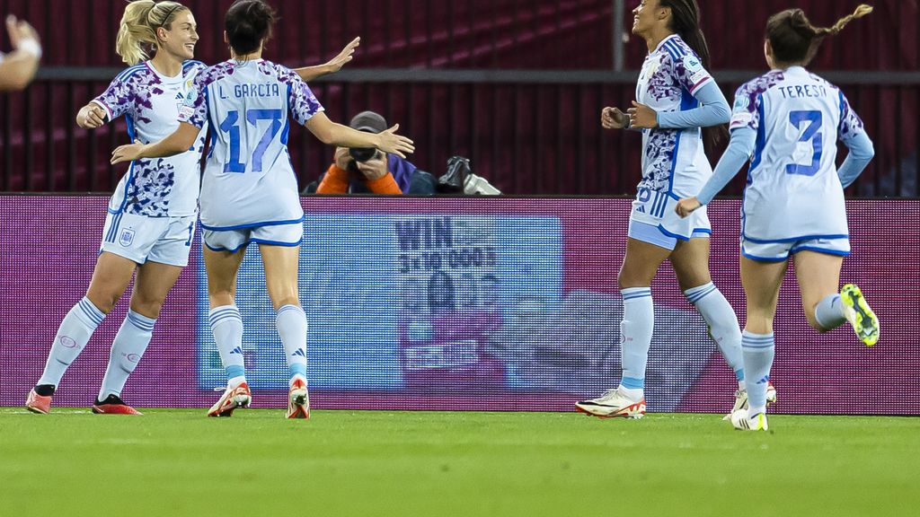 Alexia Putellas, felicitada por su gol en la primera parte ante Suiza.