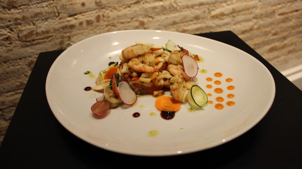 El salteado de gambas con calamares y verduritas elaborado por Alberto Mastromatteo para EL ESPAÑOL.