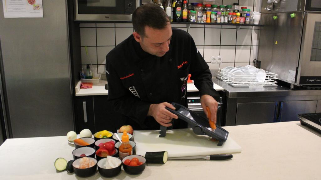 El chef Alberto Mastromatteo, rallando zanahoria.