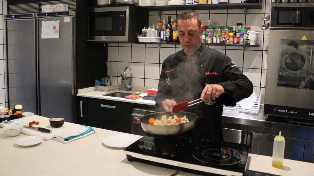 Alberto Mastromatteo, chef, salteando su elaboración en una sartén.