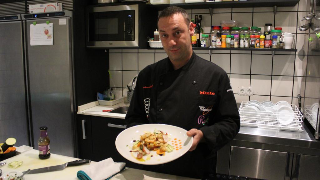 El chef Alberto Mastromatteo, posando con su salteado de gambas con calamares y verduritas.