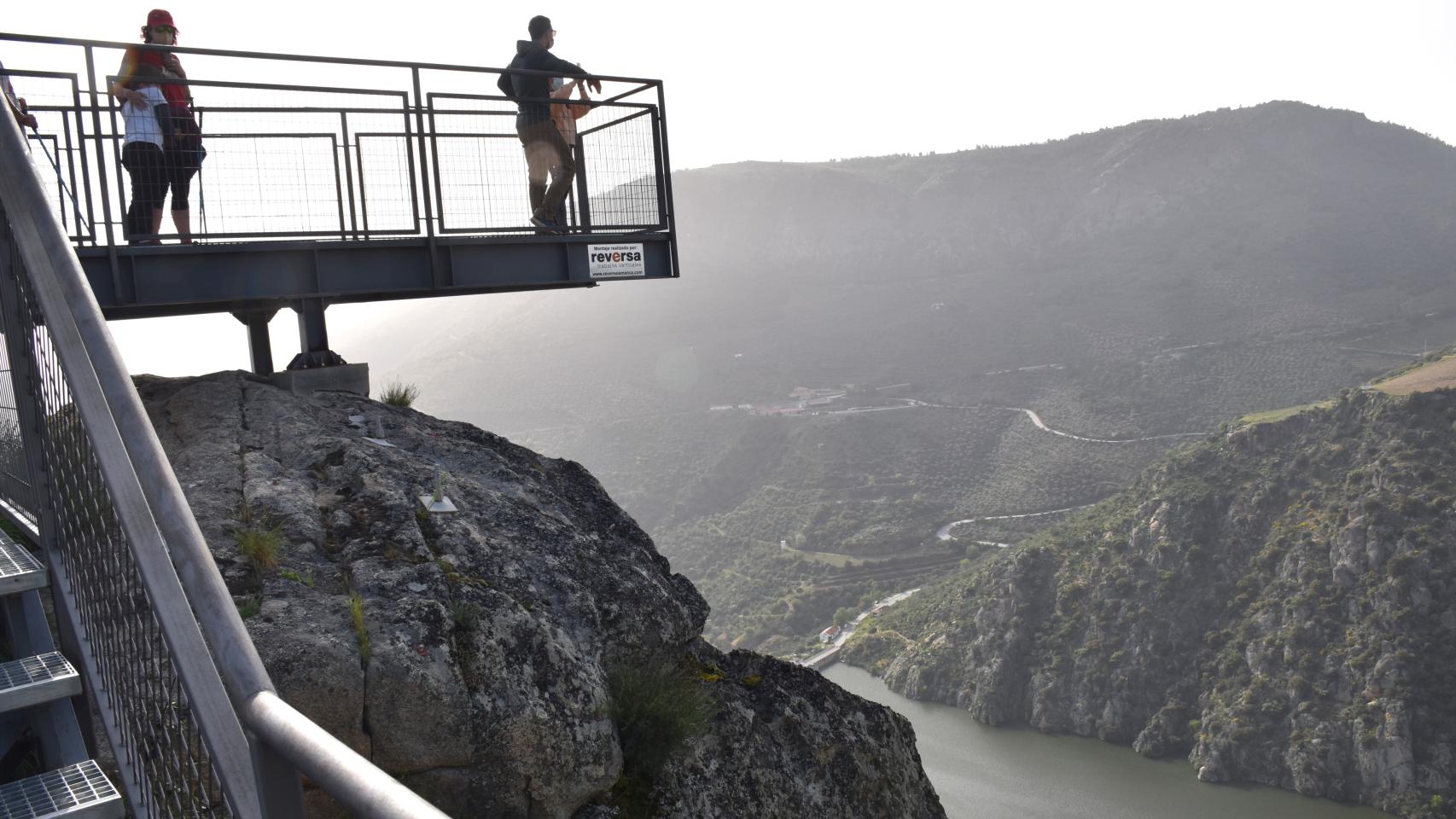 El mirador de La Mora, en la carretera que une Saucelle con el Salto del mismo nombre