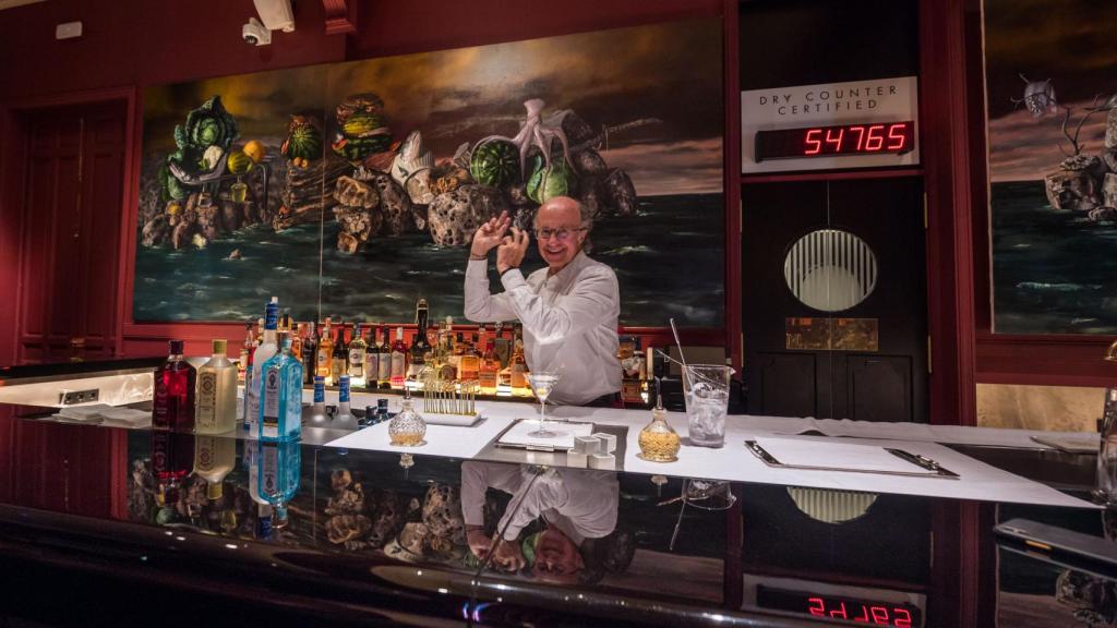 Javier de las Muelas tras la barra de Dry Martini Madrid