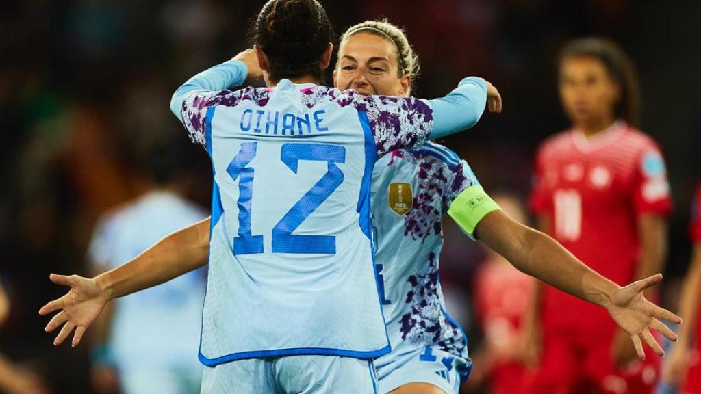 Oihane, felicitada por su gol ante Suiza.