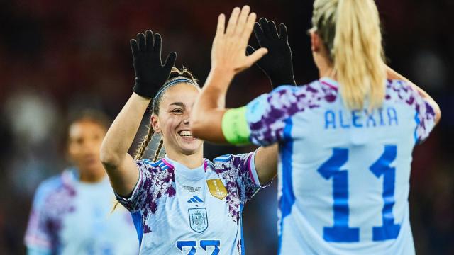 Athenea del Castillo, felicitada por Alexia Putellas tras su gol.