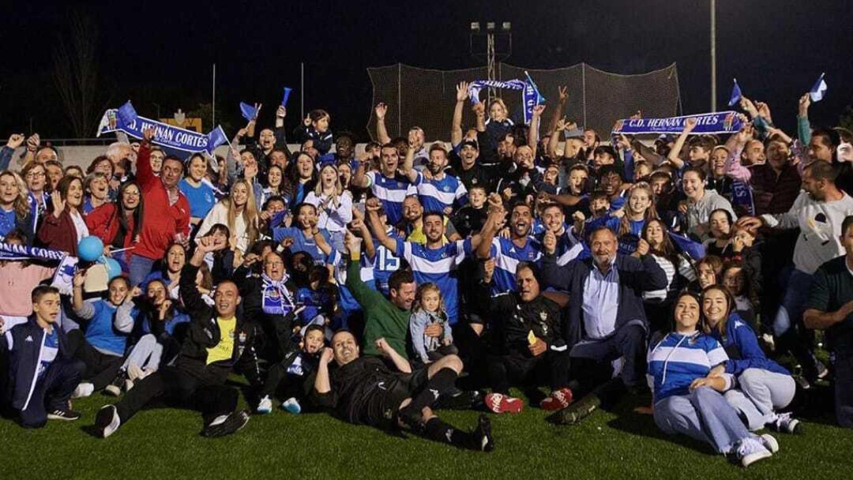 El Hernán Cortés, celebrando una victoria con su afición.