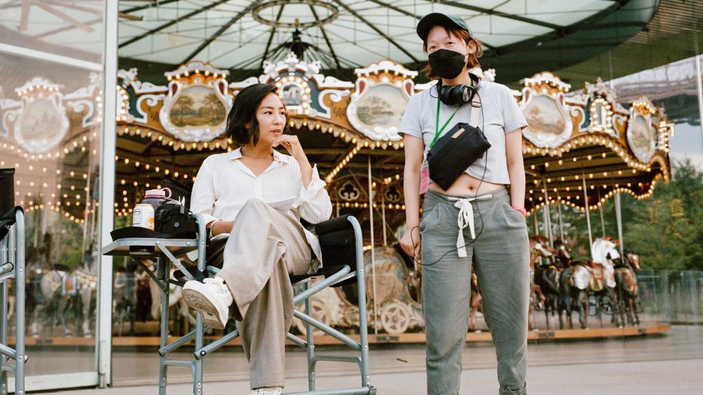 Celine Song (con mascarilla) junto a Greta Lee en el rodaje de 'Vidas pasadas'. Foto: Jon Pack