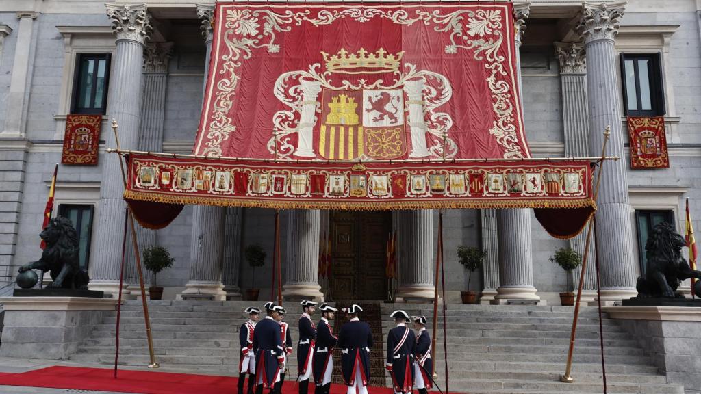 Varios guardias reales conversan a las puertas del Congreso de los Diputados, este martes.
