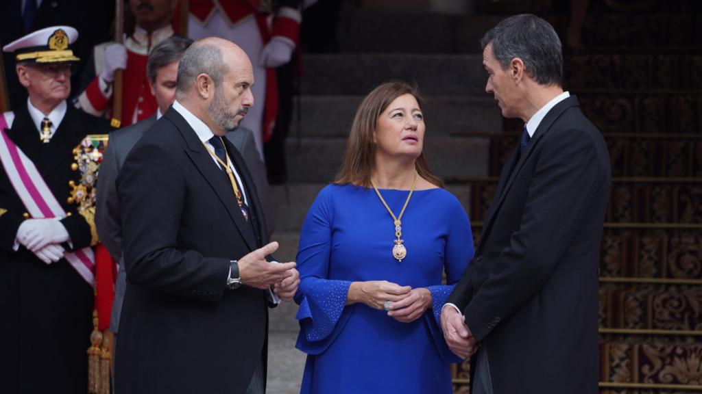 Francina Armengol conversa con Pedro Sánchez y Pedro Rollán en la escalinata del Congreso.
