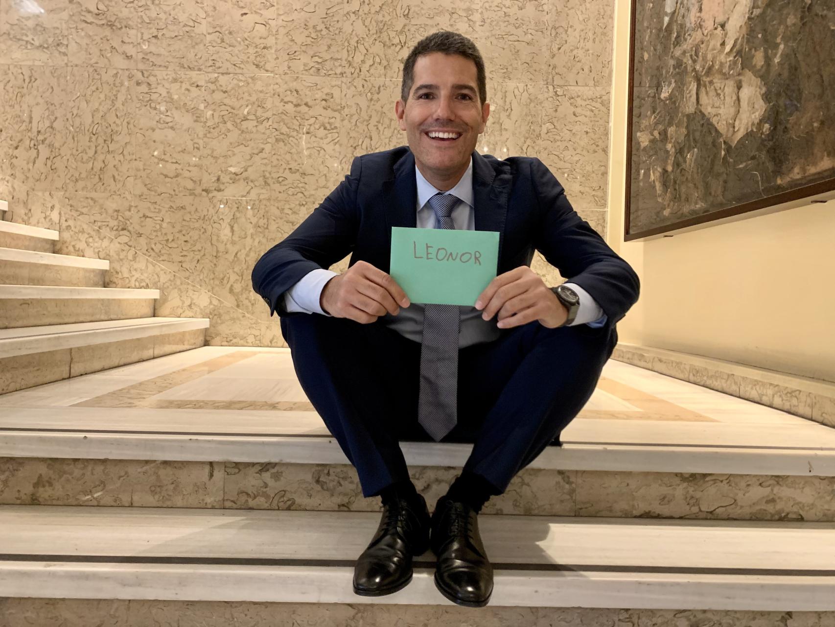 Nacho Martín Blanco, diputado del PP por Barcelona, muestra la carta escrita por su hija para Leonor.