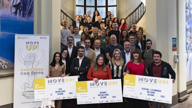 La presidenta de la Diputación de Castellón, Marta Barrachina, posa con los premiados.