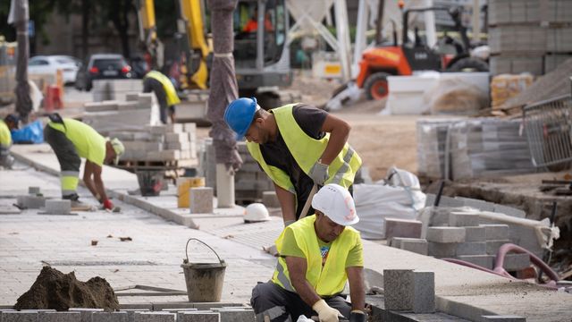 Trabajadores realizando obras en las Ramblas de Barcelona.