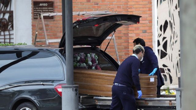 Dos trabajadores en el cementerio de La Almudena, en Madrid.