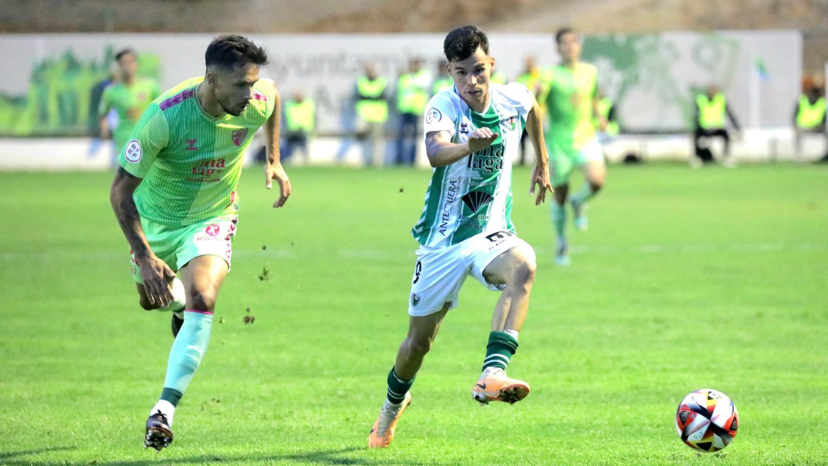 Nelson Monte pugna con Luismi Redondo durante el Antequera CF vs. Málaga