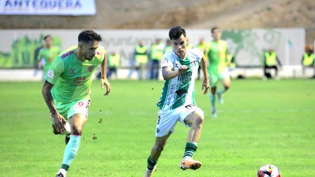 Nelson Monte pugna con Luismi Redondo durante el Antequera CF vs. Málaga