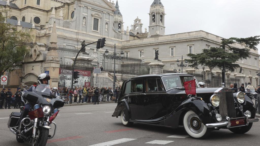 Este coche se puede ver de cerca en la sala de la Guardia Real en El Pardo, en Madrid.