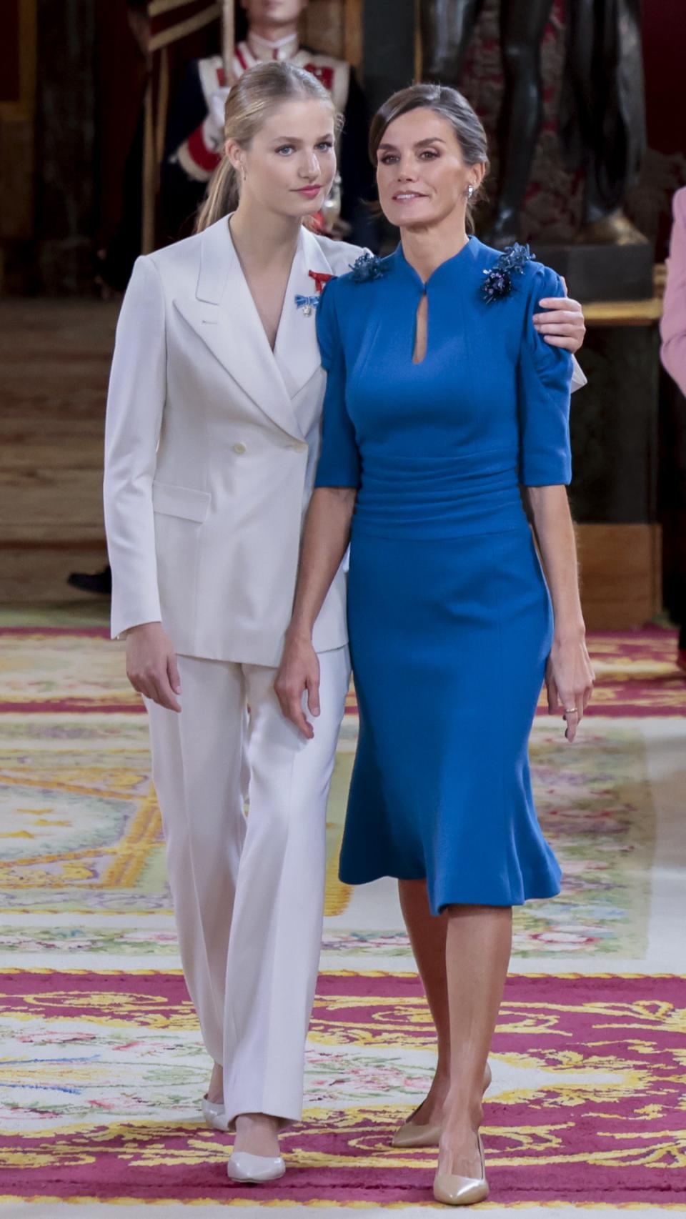 Leonor abraza a Letizia a su entrada al besamanos.