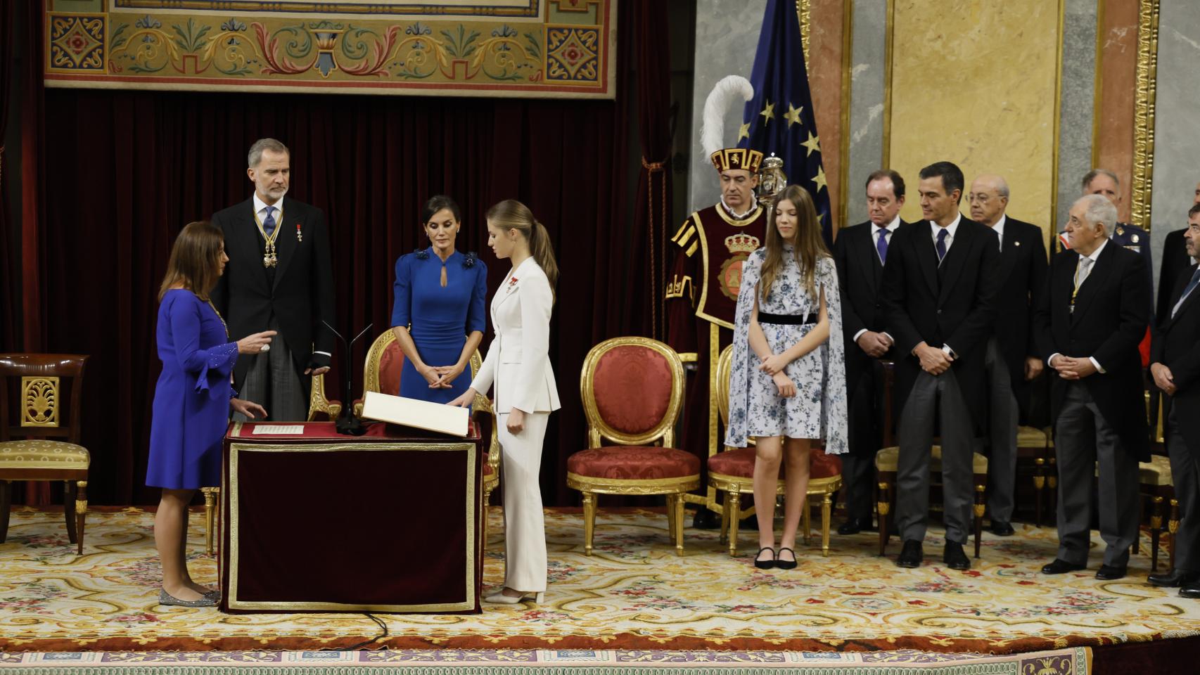 Leonor junto a Armengol en la jura de la Constitución.