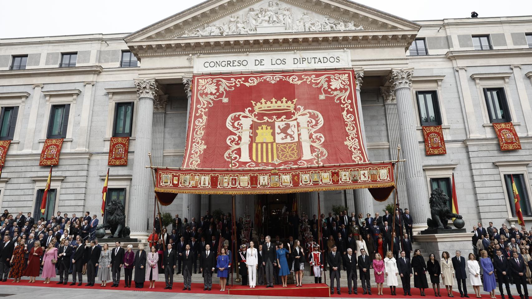 Los reyes Felipe y Letizia, la princesa Leonor y la infanta Sofía, acompañados por el resto de asistentes.