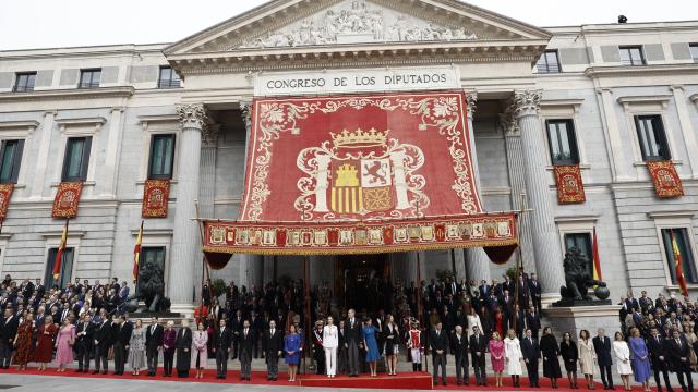 Los reyes Felipe y Letizia, la princesa Leonor y la infanta Sofía, acompañados por el resto de asistentes.
