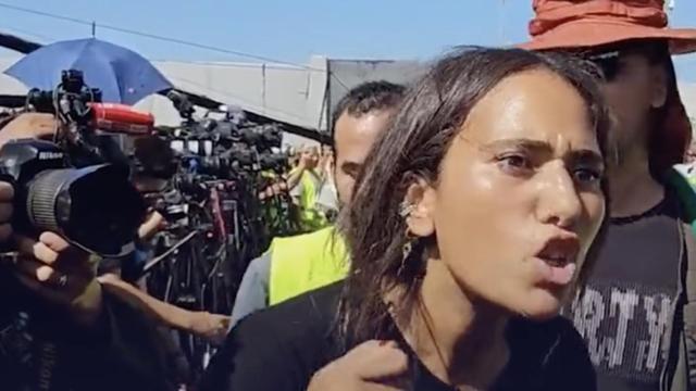 La activista propalestina Rahma Zein en plena actuación.