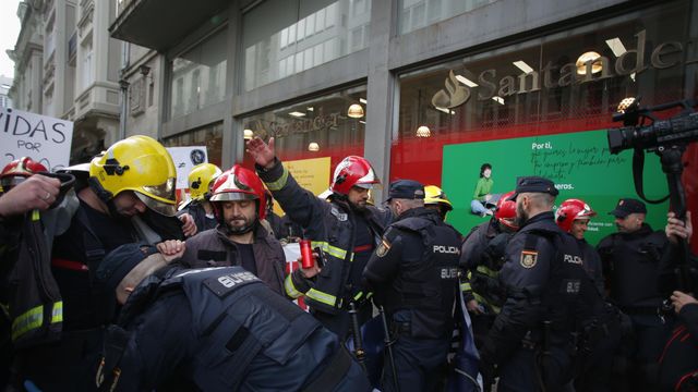Policías Nacionales y bomberos se entrentan durante una protesta, frente a la Diputación de Lugo, a 31 de octubre de 2023