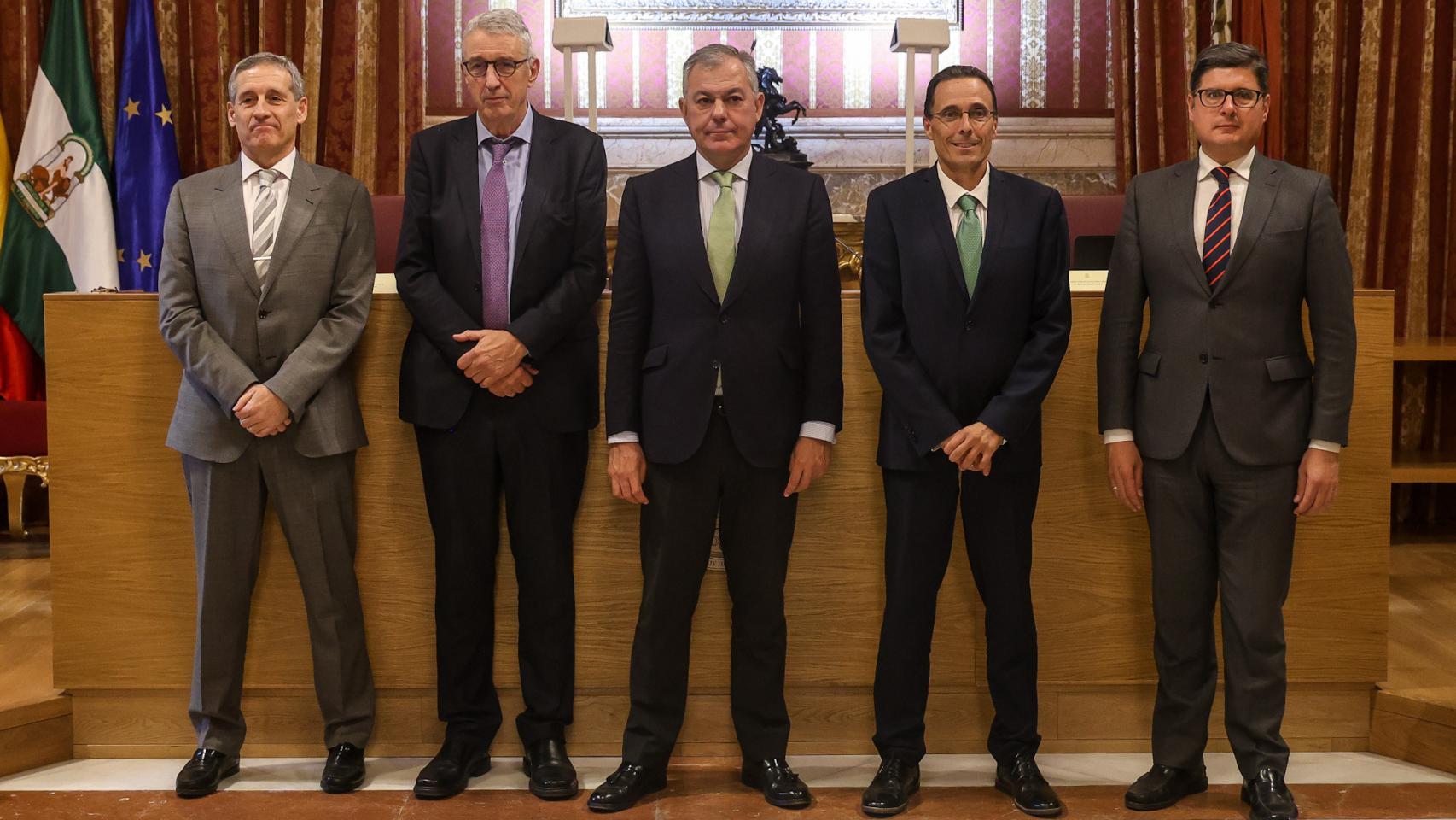 Foto de familia tras el acto de presentación de la presidencia de Sevilla.