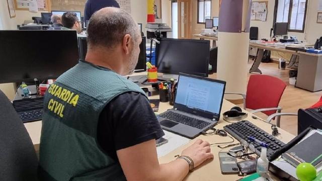 Un agente en mitad de una investigación.