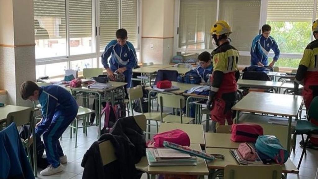 Desalojo del aula afectada por parte de los bomberos