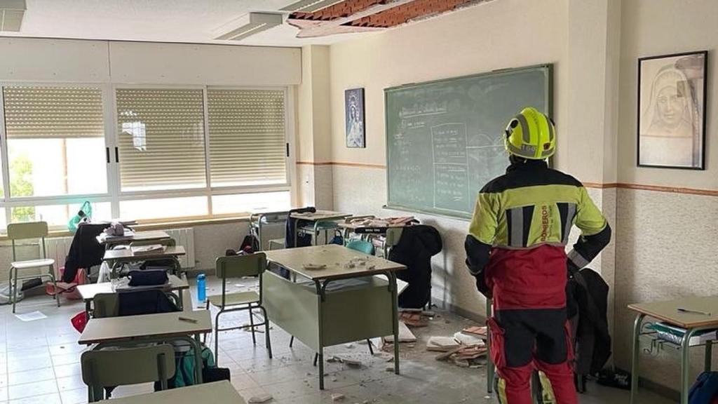 Un bombero observa los destrozos provocados