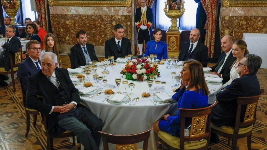 Mesa principal del almuerzo en el Palacio de Oriente. La silla que no está ocupada es la del rey Felipe, en ese momento pronunciando su discurso./