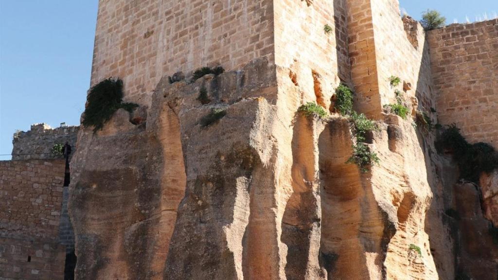 Detalle del Castillo de Montesa sobre la formación rocosa. PME