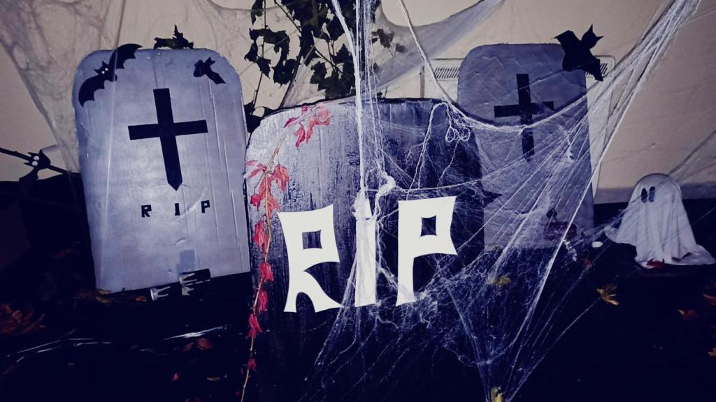 Detalles de la decoración del túnel del terror de Torres del Carrizal