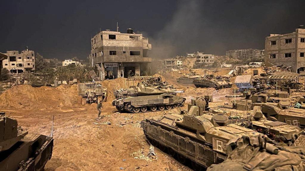 Vehículos blindados de Israel en la Franja de Gaza.