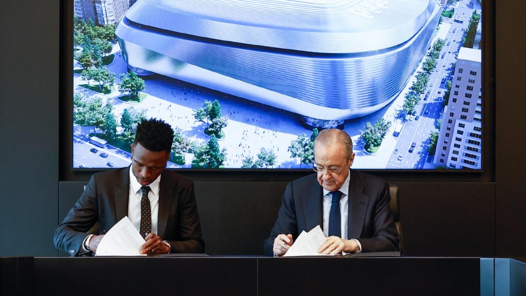 Vinicius junto a Florentino Pérez en la firma de su nuevo contrato
