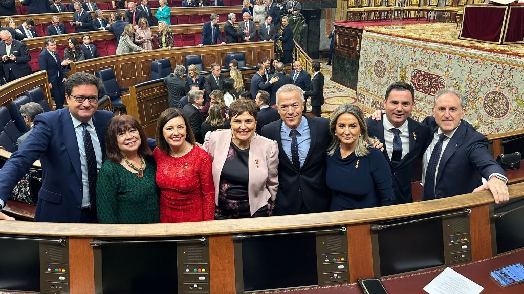 Milagros Tolón, con otros políticos en la jura de la Princesa Leonor