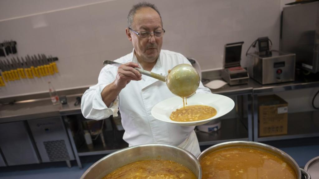 Luis Cordero con el cocido de Torrelavega.