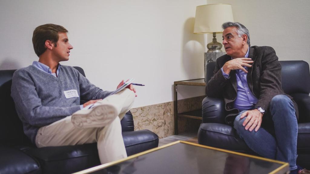 El candidato del PP vasco, con el periodista de EL ESPAÑOL, Pepe Luis Vázquez.