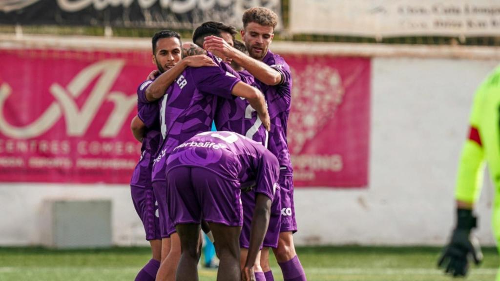 Los jugadores del Real Valladolid celebran uno de los goles a la Peña Deportiva, este miércoles.