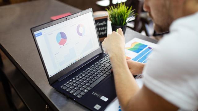 Joven trabajando con un ordenador portátil