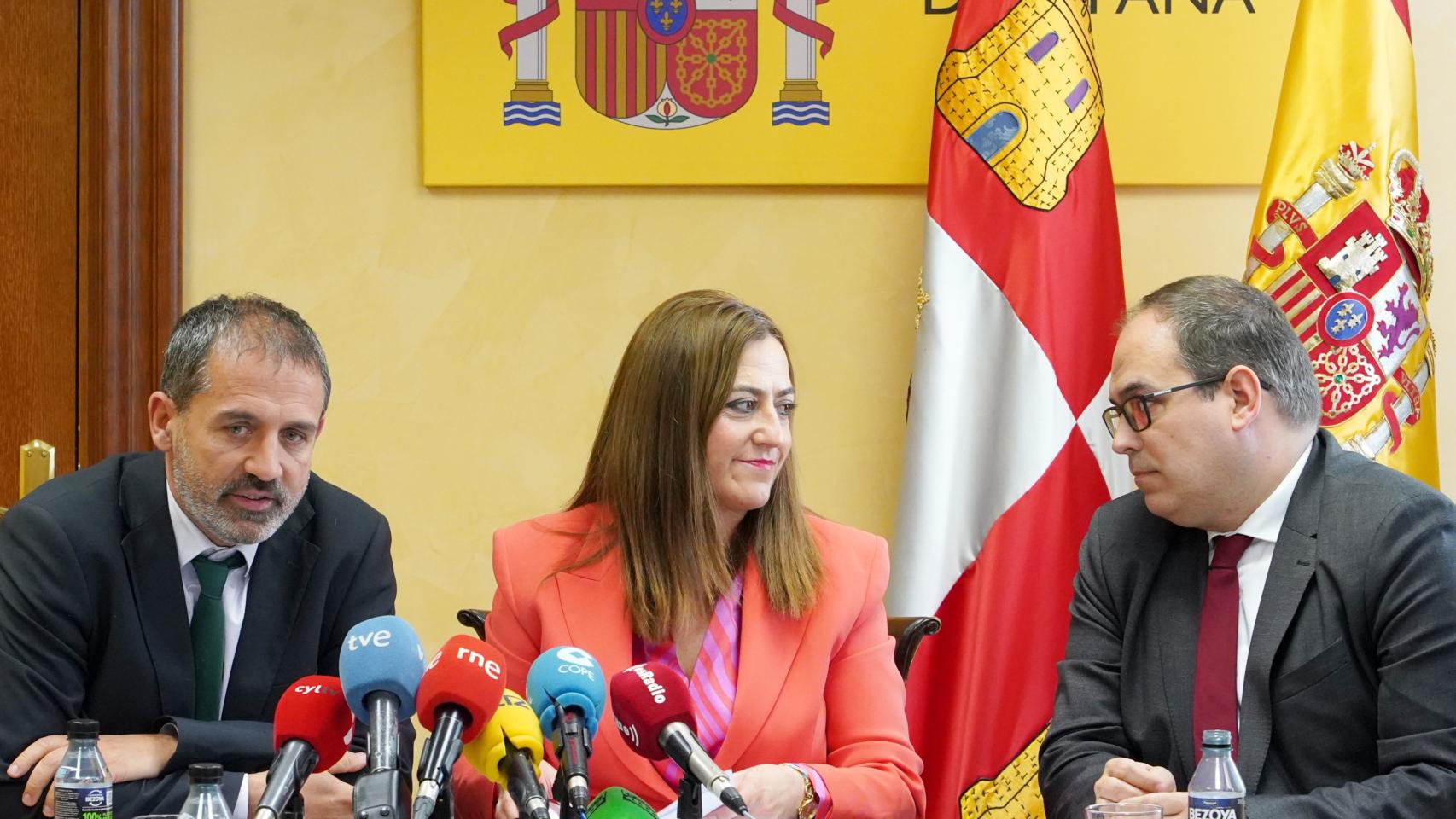El secretario general de Infraestructuras, Xavier Flores, junto a la delegada del Gobierno Virginia Barcones y el Comisionado para el Corredor Atlántico José Antonio Sebastián
