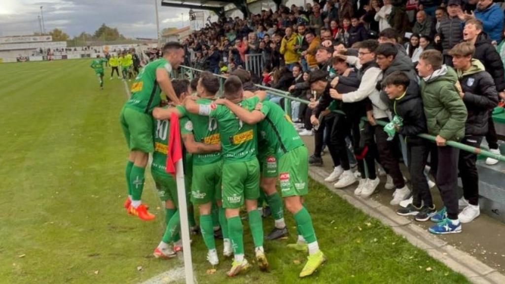 Los jugadores del Atlético Astorga celebran el tanto que les ha concedido el pase a la segunda ronda de Copa del Rey, este miércoles.