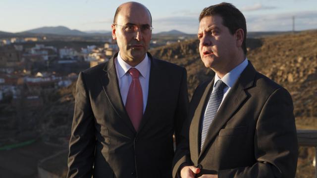 El alcalde de Ágreda, Jesús Manuel Alonso, durante una visita del presidente de Castilla-La Mancha, Emiliano García-Page, a la localidad soriana.