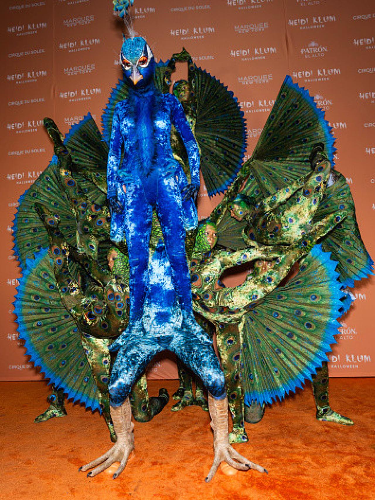 Heidi Klum personificó el cuerpo de un pavo real macho.